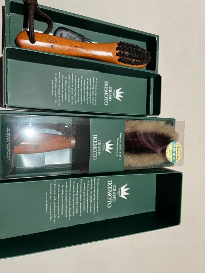 日淘变成了一种习惯，这次淘了两把刷子。一把去毛球一把去静电，日本制质感很好，可以用很久了，挂在门口，随取随用，也很美观，喜欢。