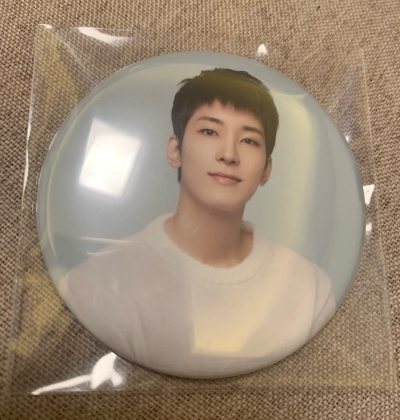 本次使用挖煤姬购买了一些全圆佑和文俊辉的吧唧，在切的时候软件很给力地帮助我快速拿下好价，审核与物流也很快速，最终安全的送达！