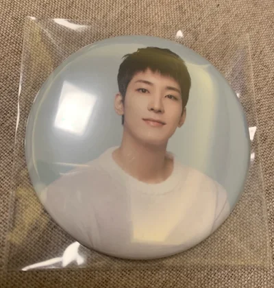 本次使用挖煤姬购买了一些全圆佑和文俊辉的吧唧，在切的时候软件很给力地帮助我快速拿下好价，审核与物流也很快速，最终安全的送达！