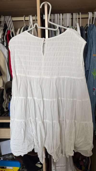 这次购入的是nikoand的衣服和裙子~价格都超级美丽而且都是全新的~质量很好！白衣服简直是内搭神器！怎样搭都好看~