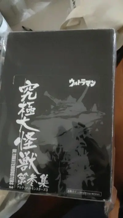 1. 标志性的“怪兽格纳库”包装

· 这是该系列最经典的设计。手办采用吸塑包装，背景板是仿照《奥特曼》系列中地球防卫军基地的“怪兽格纳库”风格设计，上面有各种管线、警告标志和编号。
· 收藏仪式感拉满：拆盒后，背景板可以保留作为展示底座，立刻营造出“被收容研究”或...
