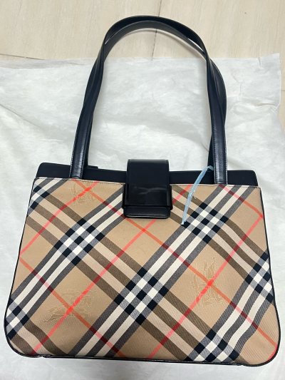 这次在挖煤姬又狠狠淘到宝！一次入了3只千元内的中古包，两只Burberry经典格纹托特，一只Coach老花小手提，拆开快递的瞬间直接幸福感爆棚！

Burberry的格纹成色真的绝了，帆布面干净无污渍，皮质包边也没有干裂，复古英伦风直接拉满，日常通勤装电脑、杂物完全...
