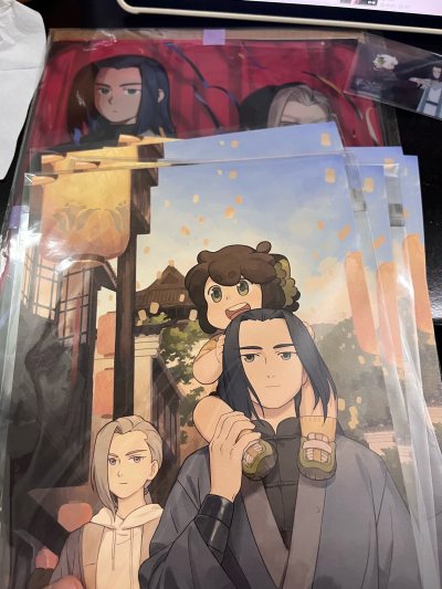 刚到货！吧唧闪粉镀层绝美，无色瑕；色纸裁剪工整，柄图清晰无撞角。包装用心有泡泡纸，会回购这家！二次元钱包又瘦了…但幸福值满分！ (⁎˃ᆺ˂)