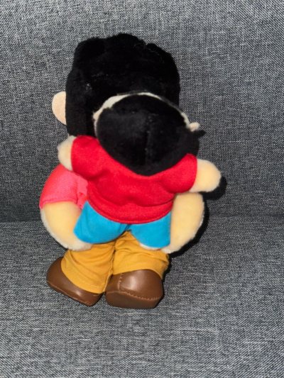 这款野原广志背小新的毛绒玩偶，还原度超高，软萌的父子互动充满治愈感，质感细腻又有情怀，是蜡笔小新粉丝必入的暖心周边。