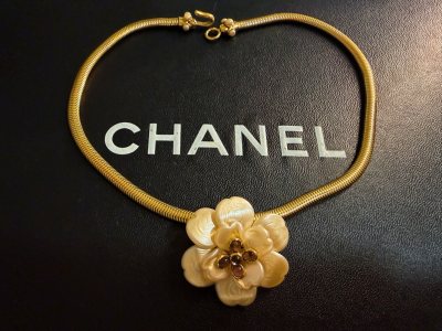 很特别的项链 吊坠是珍珠琉璃多层山茶花 链条也超美 特别适合夏天戴 质感很好 很立体 不敢相信这个是1999年的