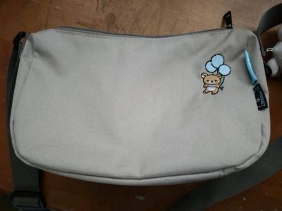 细节满满的轻松熊米色斜挎包，上面的轻松熊握着气球刺绣栩栩如生，里面有一个隔层，外面还有一个拉链，可斜挎也可以手提。挖煤姬的可追踪小航空速度快，包装也很好。