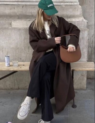 ✨秋冬氛围感战袍｜深棕大衣一披，松弛感直接拉满，百搭不挑人，怕冷星人狂喜！
 ?深棕大衣才是秋冬顶流｜宽松版型藏肉显瘦，日常通勤一键切换，保暖又时髦。 ?秋冬续命单品｜一件深棕大衣，承包整个秋天的松弛感，慵懒又高级。