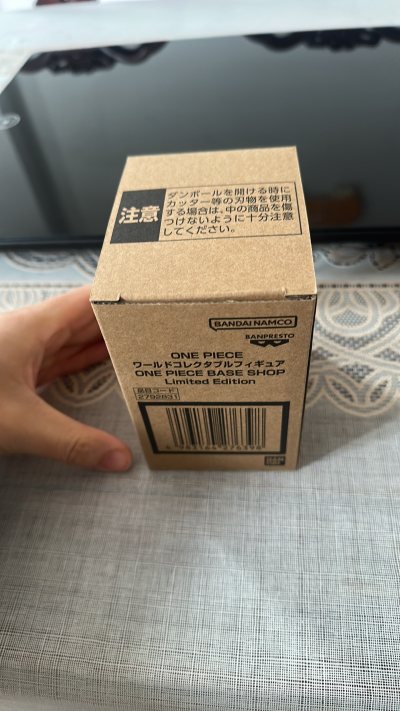 这次分享下onepiece shop的两款专属wcf产品，王座路飞和尾田荣一郎，由于国内目前没得卖，果断在挖煤姬以好价购入，物流选择的竹蜻蜓，超快到货，且盒子也没受伤。很满意。