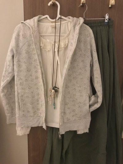 买到很漂亮的小碎花卫衣外套 可惜袖子有磨损破洞
小猪牌特别可爱 每次到货拆包裹都很惊喜 买到之前的姐妹款