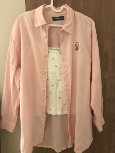 棕咖色假两件小猪 拼接的条纹假两件太可爱咯 还有粉色小猪衬衣 太太太太太萌了 爱不释手 小猪牌价格什么时候能美丽一些