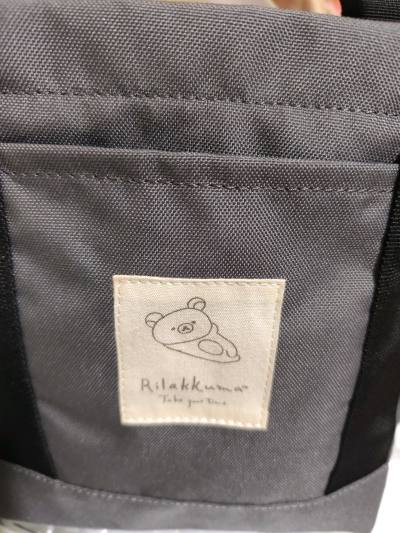 防水，环保材料制作的黑色轻松熊手提袋，可以装水杯，雨伞等外出用品。竹蜻蜓速度快，箱子新，泡沫多，很好很好。