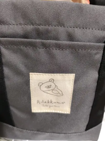 防水，环保材料制作的黑色轻松熊手提袋，可以装水杯，雨伞等外出用品。竹蜻蜓速度快，箱子新，泡沫多，很好很好。