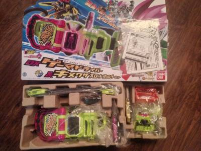 整体符合预期，造型和声光都还原原作，细节刻画到位，把玩乐趣足。个别部位涂装略薄，关节松紧适中，性价比不错。发货快包装稳，作为情怀周边合格，喜欢Ex-Aid的可以入手。