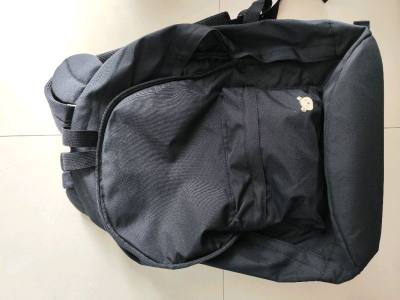 实用斜挎包和背包分享，斜挎包可以装水杯等。双肩包上有熊耳朵，外面一个小格子，还有一个大格子，放得下笔记本电脑。