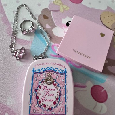 这次在挖煤姬下单真的全程安心！不仅能淘到恋爱魔镜2016年的绝版樱花粉饼盒这种少见的中古好物，也可以买到好看的戒指和项链。而且包装超用心，收到的时候每样东西都完好无损。物流速度也很给力，分箱合箱的操作也很灵活，到手价格划算到偷笑，以后淘日妆和小饰品就认准挖煤姬了！