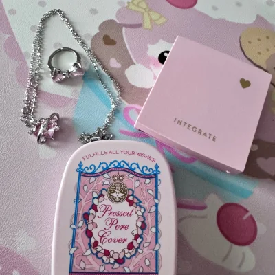 这次在挖煤姬下单真的全程安心！不仅能淘到恋爱魔镜2016年的绝版樱花粉饼盒这种少见的中古好物，也可以买到好看的戒指和项链。而且包装超用心，收到的时候每样东西都完好无损。物流速度也很给力，分箱合箱的操作也很灵活，到手价格划算到偷笑，以后淘日妆和小饰品就认准挖煤姬了！