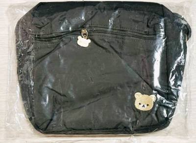 黑色刺绣的轻松熊黑色斜挎包，可以挺能装，黑色灯芯绒库洛米斜挎包也很可爱。挖煤姬竹蜻蜓速度快，包装好，满意送达。