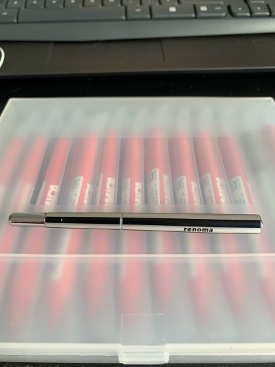 这一次运回的包裹我已经期待好久啦！淘到了三支我特别喜欢的笔，一个是时尚品牌委托日本派通代工的迷你自动铅笔，一个是Wecle的超重小胖墩圆珠笔，还有一个Plus出品的Astrum铝制三合一笔套装，整体造型非常有科技感！