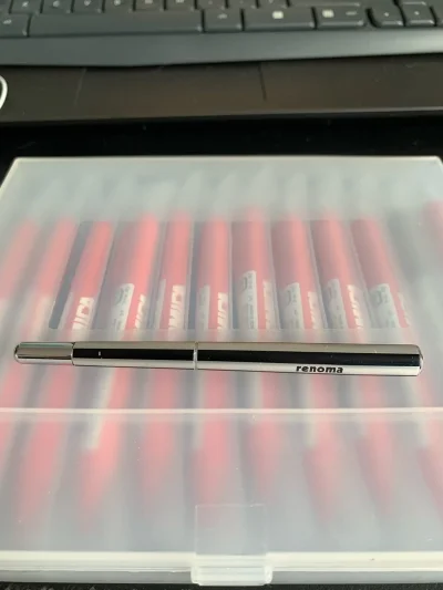 这一次运回的包裹我已经期待好久啦！淘到了三支我特别喜欢的笔，一个是时尚品牌委托日本派通代工的迷你自动铅笔，一个是Wecle的超重小胖墩圆珠笔，还有一个Plus出品的Astrum铝制三合一笔套装，整体造型非常有科技感！