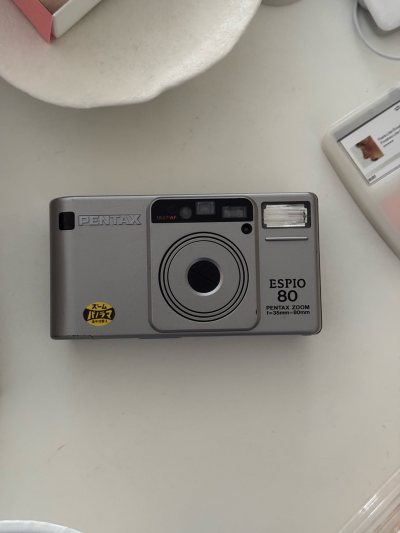 又淘了一只胶片机，虽然是没有测试过的，但是到手装上电池就开机了。运气大爆发！
机仓和镜头都很干净，除了取景器有点灰，很满意
走ems到手速度很快！一礼拜不到就收到了