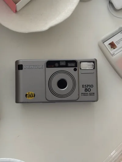 又淘了一只胶片机，虽然是没有测试过的，但是到手装上电池就开机了。运气大爆发！
机仓和镜头都很干净，除了取景器有点灰，很满意
走ems到手速度很快！一礼拜不到就收到了