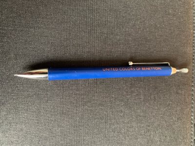 这一次我淘到的笔有：第一支时尚品牌 Benetton 委托樱花牌代工的自动铅笔；第二支三菱比较少见的黑底款；第三支是 Wecle 纺锤造型的自动铅，整体很厚重，内部做工精细，虽然表面斑驳充满岁月的痕迹，但我仍然爱不释手，很幸运能够得到它❤️