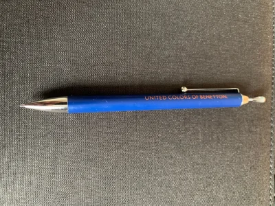 这一次我淘到的笔有：第一支时尚品牌 Benetton 委托樱花牌代工的自动铅笔；第二支三菱比较少见的黑底款；第三支是 Wecle 纺锤造型的自动铅，整体很厚重，内部做工精细，虽然表面斑驳充满岁月的痕迹，但我仍然爱不释手，很幸运能够得到它❤️