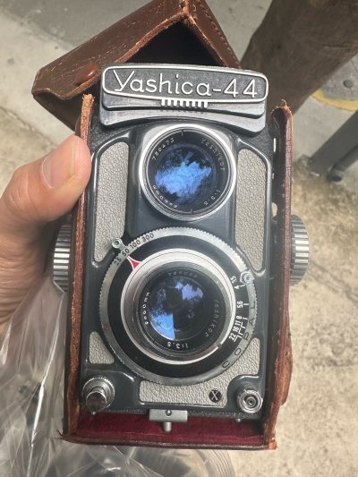 机子收到了，首先第一感觉是机子很新，皮套质感也好，镜头也干净无划痕，这个卖家的东西非常可以，以后关注他了，这么多次购物算这次的品相最好，以往都会有点问题，考虑来回邮费300多不划算，最后也只能无语接受。希望一直有这么好的机子就好了