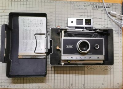 超赞的海淘体验！入手的宝丽来250相机包装超用心，厚泡沫层层防护，漂洋过海毫无磕碰。成色比描述还好，机身磨损少，开机测试各项功能都正常。物流时效惊喜，全程可追踪，操作也简单，中古相机党太满意了！