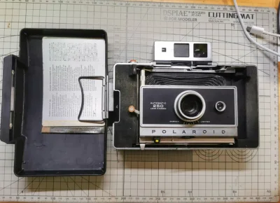 超赞的海淘体验！入手的宝丽来250相机包装超用心，厚泡沫层层防护，漂洋过海毫无磕碰。成色比描述还好，机身磨损少，开机测试各项功能都正常。物流时效惊喜，全程可追踪，操作也简单，中古相机党太满意了！