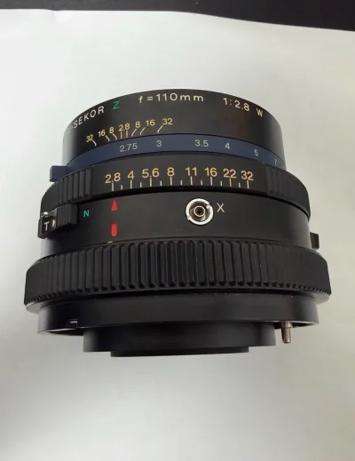 玛米亚110mm镜头完美下车，成色和描述一致，金属镜身质感超棒，镜片干净无霉，对焦顺滑。物流比预想快，清关省心，包装严实无磕碰。价格比国内香太多，软件操作简单，下次淘摄影器材还选这！