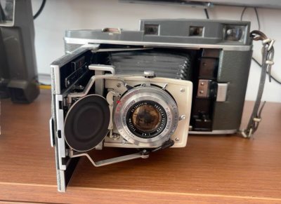 海淘宝丽来120太值了！金属机身成色超棒，风琴皮腔完好，雅西卡镜头镀膜通透无划痕。物流快且包装严实，全程可追踪，到手无磕碰。经典机械机操作顺滑，复古成像质感拉满，胶片党圆梦款，平台靠谱闭眼入！