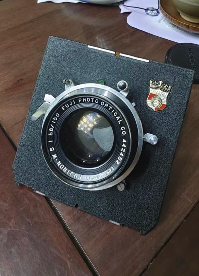 海淘富士135mm大画幅镜头太香了！EBC镀膜镜片通透无霉，成像锐度拉满，长焦压缩感绝了，人像虚化柔润有层次。机身做工扎实，对焦环操作顺滑，平台包装严实无磕碰，物流全程可追，原厂画质太顶，摄影党狂喜！