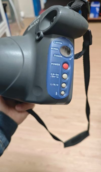 海淘宝丽来wide200太惊喜了！机身成色超新，95mm宽幅镜头拍合照超适配，色彩饱满有复古质感。自动曝光+内置闪光灯超实用，操作简单出片稳，包装严实无磕碰，物流全程可追，复古拍立得党闭眼入！