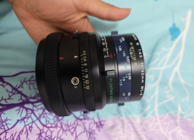 海淘玛米亚140mm M/L微距镜头太惊艳！作为专业级中画幅镜头，浮动元件系统名不虚传，从微距到无穷远都保持极致锐度，边缘画质毫无妥协，1:1放大拍细节绝了。原厂多层镀膜镜片通透无霉，色彩还原真实，焦外虚化柔和自然。金属镜身质感扎实，调焦顺滑，配套遮光罩齐全。平台包...