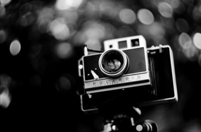 宝丽来180相机，摄影爱好者的梦幻之选！它是1965年宝丽来推出的首款Pack film专业机。全金属折叠机身搭配风琴皮腔，复古又便携。镜头采用日本Tomioka 114mm f/4.5镜头，成像锐利，色彩还原出色。Zeiss Ikon制造的黄斑对焦屏，对焦精准又便...