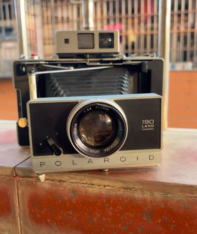 经典的折叠风琴式皮腔设计，全金属机身质感十足，复古韵味浓厚。配备Tomioka 106mm f/3.8镜头，搭配蔡司取景器，对焦精准，成像锐利，色彩还原出色。全机械快门设计，操作手感纯粹，快门耐用性高。它使用的是撕拉片格式的Pack film，拍摄后需手动分离正负片...