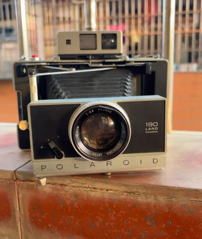 经典的折叠风琴式皮腔设计，全金属机身质感十足，复古韵味浓厚。配备Tomioka 106mm f/3.8镜头，搭配蔡司取景器，对焦精准，成像锐利，色彩还原出色。全机械快门设计，操作手感纯粹，快门耐用性高。它使用的是撕拉片格式的Pack film，拍摄后需手动分离正负片...