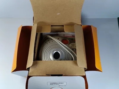 终于收到了心心念念的富士拍立得mini20！拿到手的第一感觉就是质感超棒，银橙配色复古又可爱，圆润的造型握在手里特别舒服。

卖家包装得很用心，相机保护得非常好，成色比图片上看还要新，功能也完全正常。试拍了一张，出片色彩很浓郁，闪光灯和对焦都很灵敏，自带的挂绳也很贴...