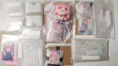 终于收到用竹蜻蜓路线运回的爱莉大包裹啦！
这次选竹蜻蜓真的太值了，运费便宜到惊喜，而且速度也完全不拖沓，拿到手是一个严实的箱子，拆开后每一件set都额外包了厚厚的泡沫纸，毛绒玩偶软乎乎完好无损，其他的也都完美无缺，一点磕碰都没有
 粉粉嫩嫩的一整桌桃儿摆开，爱莉厨直...