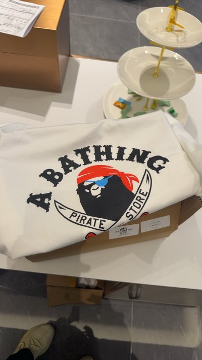 亲测BAPE海淘热门款捡漏太香了✨！经典bape短袖到手超惊喜，高克重面料软糯扎实，刺绣细节超精致，上身版型巨正超显潮！爆款STA鞋、，挖煤姬直邮正品保真，专柜断货的热门款这里轻松入，手慢真的秒空，冲就对了 体验非常好