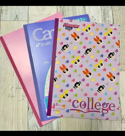 挖煤姬日淘太香了！淘日系原版本子品相超赞，纸张厚实印刷清晰，包装层层防护无折痕。操作简单秒切，物流快还能积分抵运费，淘谷收本闭眼冲！操作简单小白友好，24小时秒切超给力，物流快包装扎实，客服秒回还常发优惠券，淘中古、谷子都超香！