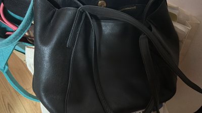 包包有点大，适合高个子背，看图片的时候没觉得这么大，收到就能看出来非常能装东西，外面没什么伤口，内里有使用痕迹。总体来说还不错