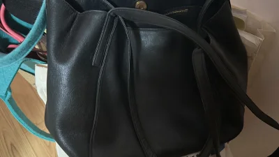 包包有点大，适合高个子背，看图片的时候没觉得这么大，收到就能看出来非常能装东西，外面没什么伤口，内里有使用痕迹。总体来说还不错