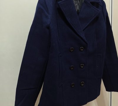 我身高162穿M码刚好到膝盖上面，里面穿衬衫+针织背心+西服整套也完全不会臃肿。最惊喜的是它真的很百搭！除了配制服，日常搭牛仔裤和毛衣也毫无压力。之前在你家买的浅色制服包和它形成颜色对比，搭配起来特别出彩