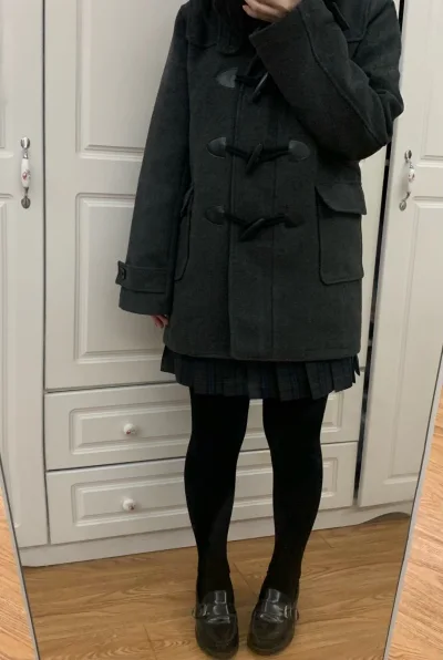 颜色是带一点灰调的深灰色，非常沉稳耐看，完全没有偏蓝或发黄的问题，搭配任何颜色的格裙都不会违和。版型是微微A字的宽松设计，对身材包容度很高，里面叠穿衬衫、毛衣甚至西装外套都完全没问题。

牛角扣和木扣的质感很棒，细节做工很扎实，口袋又大又深，冬天可以暖手也能装东西。...