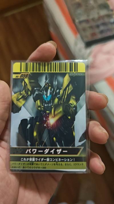 fourze街机卡的收集还在继续，这是在雅虎日拍收黄色小卡中的一张，这一张上面应该是弦太郎驾驶的样子，这个动力机器人低差发售的版本其实可以和当年发售的低端可动一起玩（比如重涂版那个），还挺有意思的