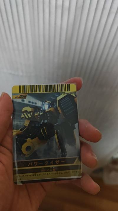 fourze街机卡的收集还在继续，这个是我另外在煤炉单收的黄色小卡，我刚开始还以为这种卡全都是平卡，没想到也有游戏王银字的那种工艺，还有烫花纹