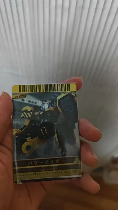 fourze街机卡的收集还在继续，这个是我另外在煤炉单收的黄色小卡，我刚开始还以为这种卡全都是平卡，没想到也有游戏王银字的那种工艺，还有烫花纹