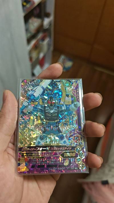 fourze街机卡的收集还在继续，我之前在煤炉上面看过图一这三张卡的小套，后面我又再去收，别的两张都有多余的，这张反而找不到，特地在煤炉上又找了一个卖家收，貌似会更稀有一些